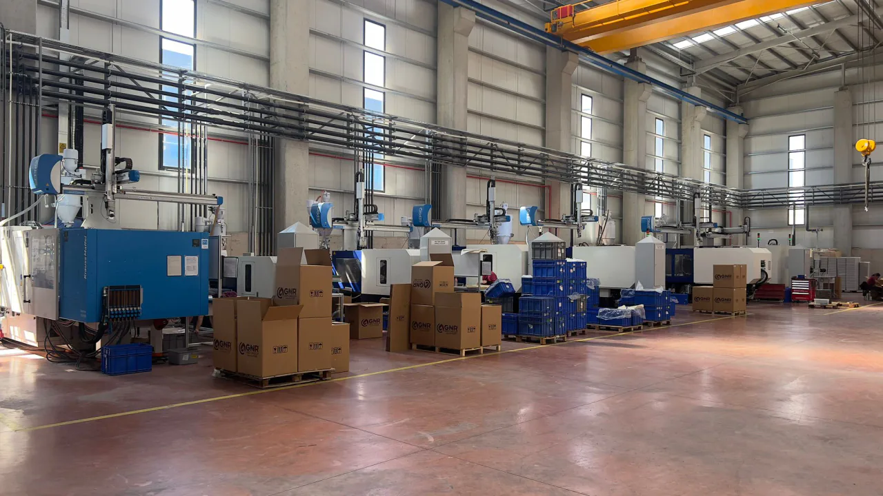 GNR GROUP® tesisindeki plastik enjeksiyon makineleri ve üretim hattı